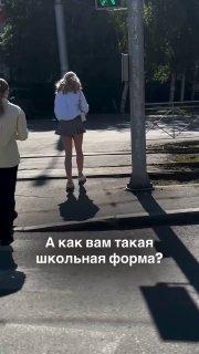 Школьницу разнесли в Сети за мини-юбку, из-под которой были видны ягодицы.