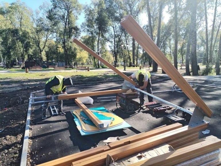 Игровые комплексы монтируют на новой детской площадке в Парке Победы в...
