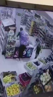 Пьяный мужчина облапал сотрудницу магазина во Владивостоке и сбежал