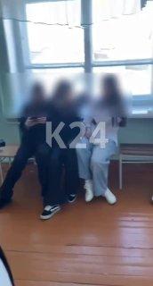 Школьницу из Канска, напавшую на учительницу с ножом, направили в...