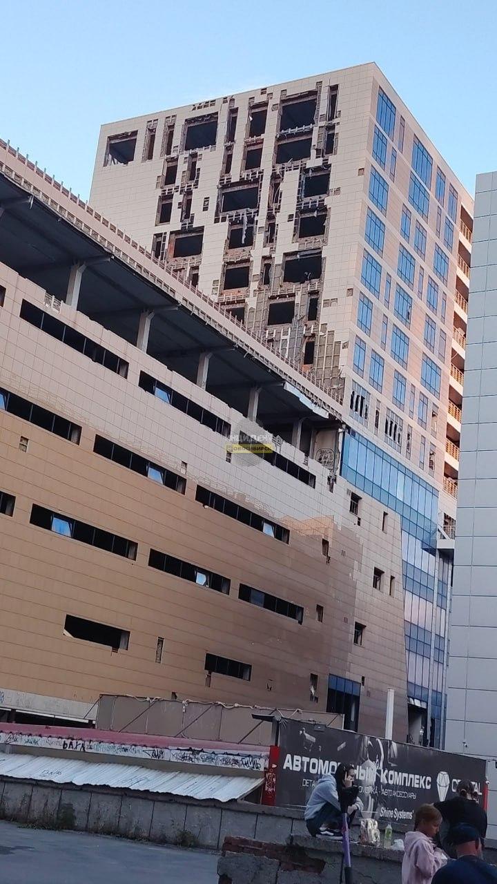 Подростки оккупировали заброшенное здание на Площади Маркса На остановке ГУМ...