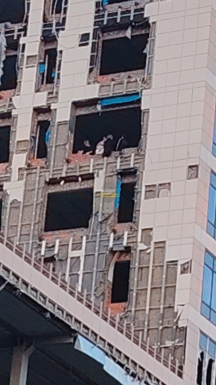 Подростки оккупировали заброшенное здание на Площади Маркса На остановке ГУМ...