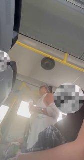 В Омске пассажирка автобуса «села на голову» школьницам - так женщина пыталась проучить подростков, которые не уступили ей место