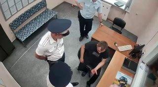 Пьяный токарь устроил драку с полицейскими — получил почти два года колонии....