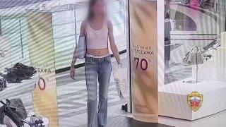 Хитрое воровство с пакетом и кофтой привело москвичку в отдел полиции. Её...