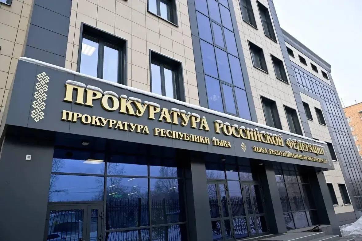 По требованию прокурора осужденному заменено наказание на реальное лишение...