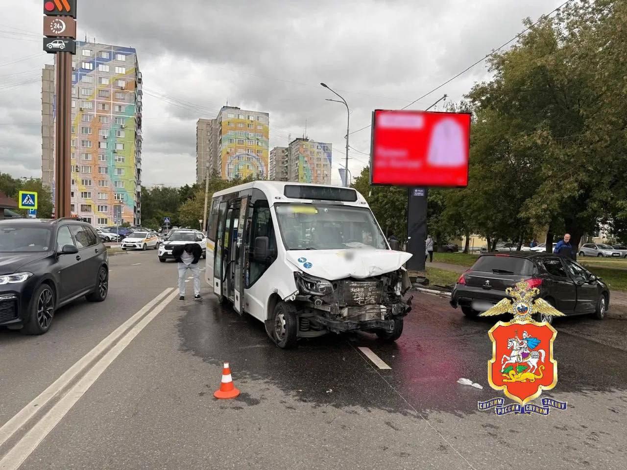 В Раменском автобус столкнулся с легковым автомобилем — пострадали пять человек.