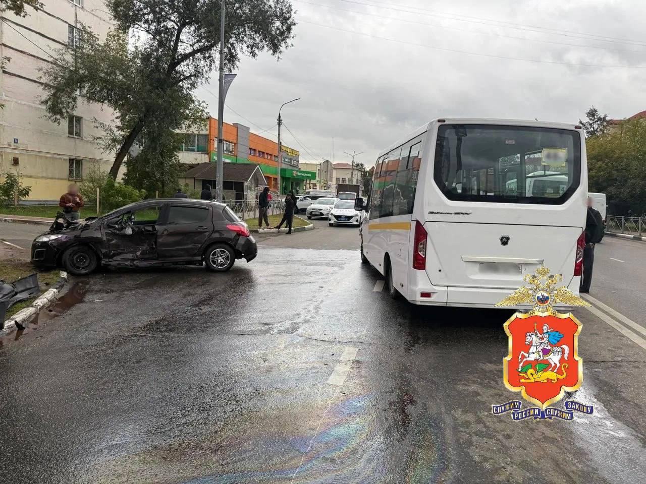 В Раменском автобус столкнулся с легковым автомобилем — пострадали пять человек.