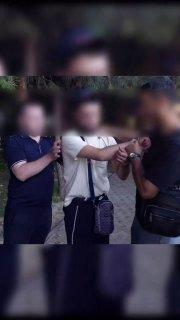 Узбек спрятал траву в жопе и попался полицаям.