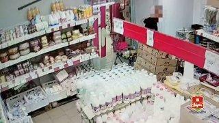 Сыра на 5 тысяч рублей тайком вынес из дискаунтера житель Черногорска. Ему...