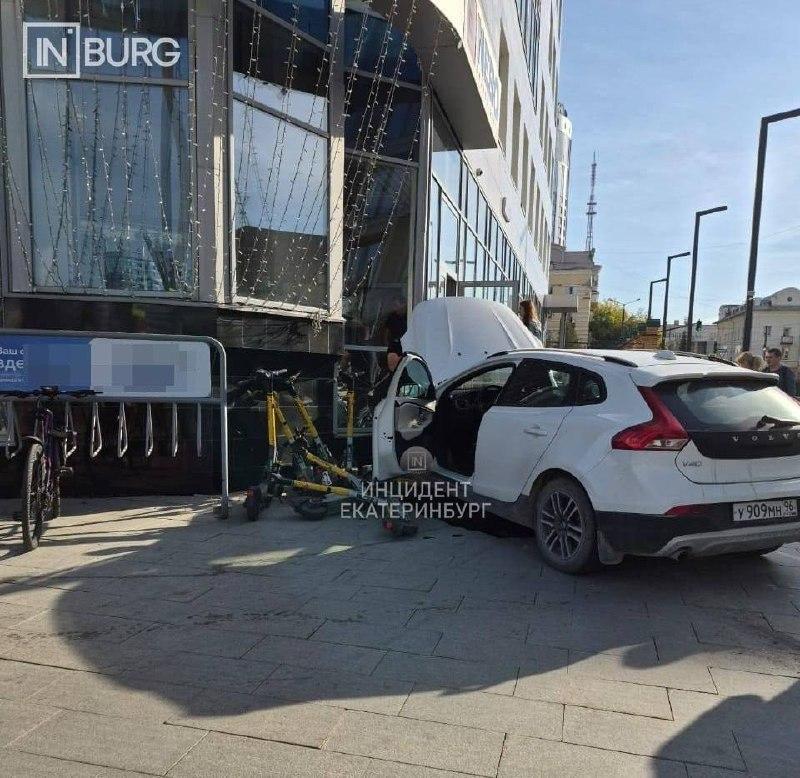 Автомобиль врезался в бизнес-центр на Народной Воли