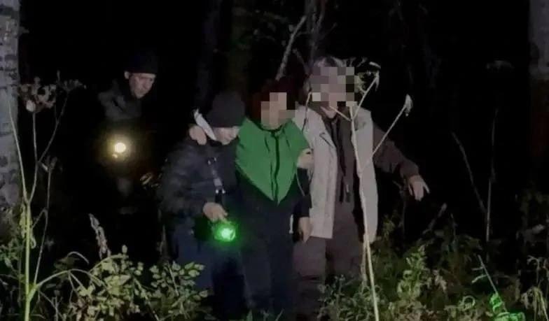 В Ужурском округе полицейские в течение часа обнаружили заблудившуюся в лесу...