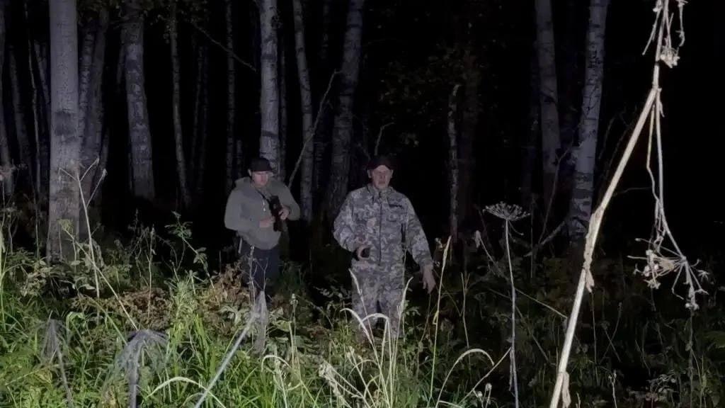 В Ужурском округе полицейские в течение часа обнаружили заблудившуюся в лесу...