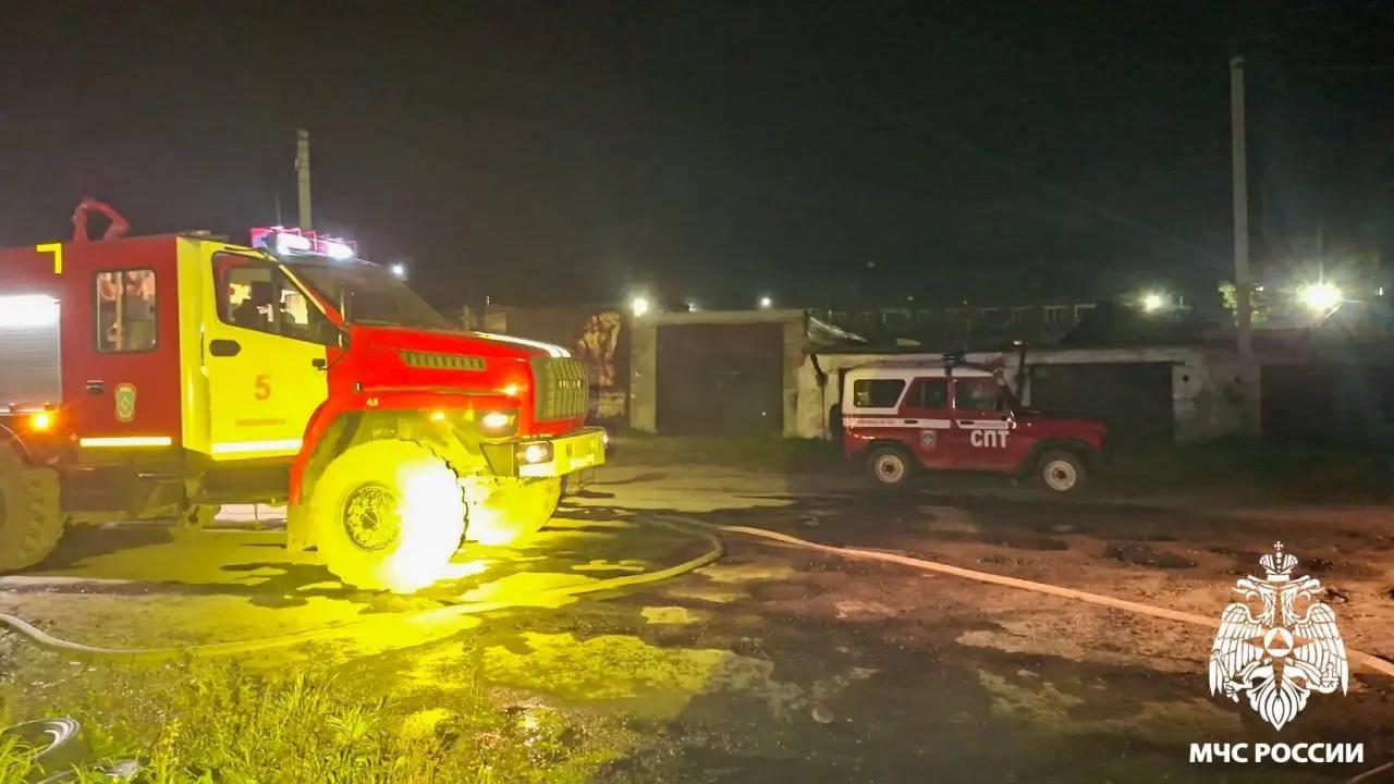 В Киселёвске при пожаре в гараже погиб человек Накануне в гаражном массиве на...