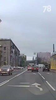 Иномарка «пнула» велосипедиста и отправила его в полет в Кировском районе