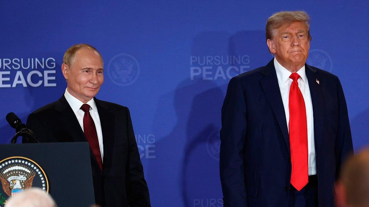 Путин поговорил по телефону с Трампом, сообщил помощник президента России Ушаков. По его словам, они обменялись мнениями по итогам визитов Уиткоффа и Кушнера в Москву и Киев.