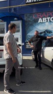 На всякий случай советуем повернуть экран в сторону соседской машины....