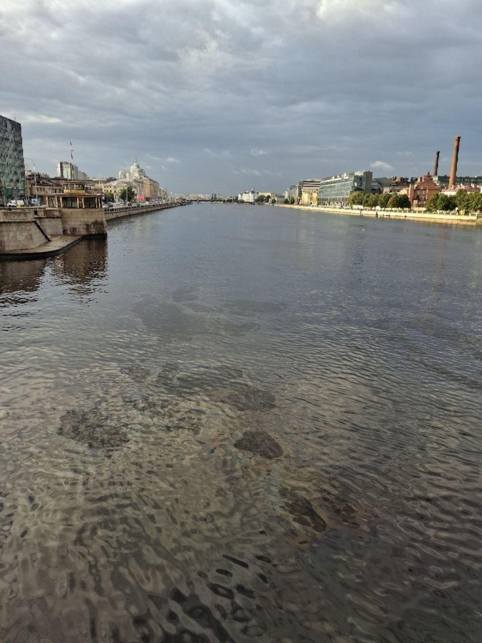 Радужное пятно заволокло Большую Невку около Гренадерского моста – кадры...
