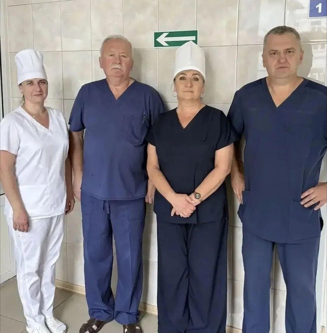 Пациента, получившего удар электрической дугой напряжением 10 тысяч вольт,...