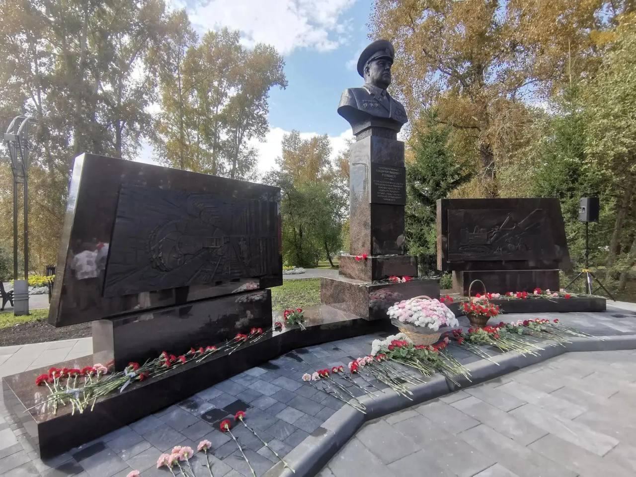 В Кемерове увековечили память «шахтерского маршала». Новый памятник Владимиру...