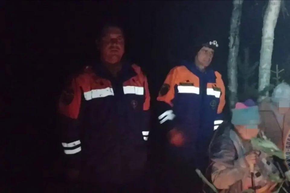 Спасатели ночью вывели из леса двух заблудившихся женщин в Волховском районе
