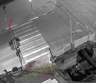 Появились кадры того, как мужчина упал в трехметровый колодец теплотрассы в Новокузнецке