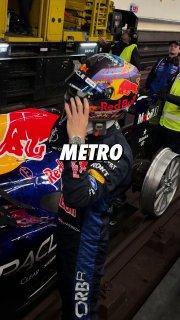 В метро Мадрида внезапно появился БОЛИД Формулы-1. Red Bull заменили колёса гоночной машины на металлические. Съёмки прошли ещё весной: болид прокатился мимо станции и даже заехал в депо. За рулём был бывший гонщик Формулы-1 Патрик Фризахер.