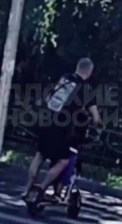 В Подмосковье мужчина с ребенком на самокате ударил девушку, мешавшую ему ехать по тротуару