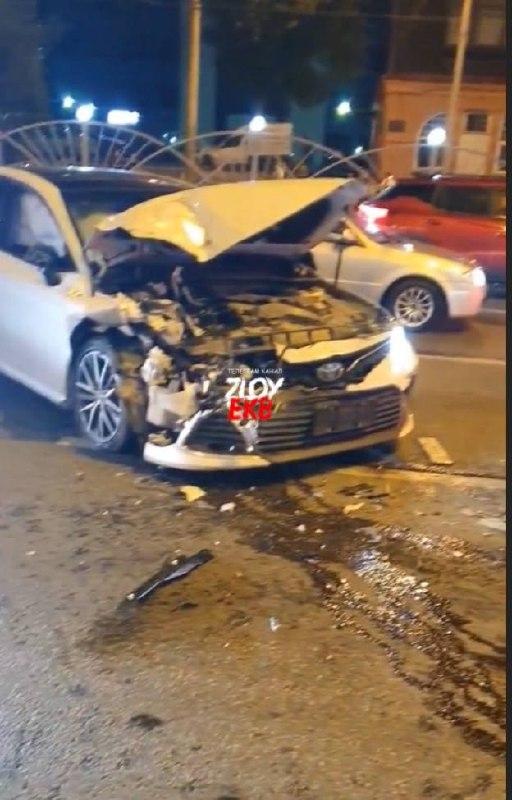 На улице Карла Либкнехта водитель Toyota врезался в троллейбус и пытался скрыться