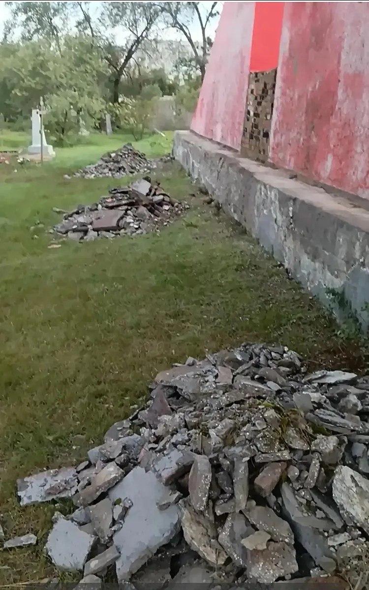 Монумент на Первом городском кладбище Абакана приводят в порядок. Там идут...