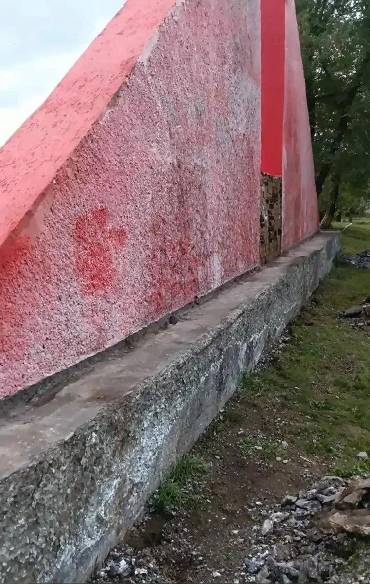 Монумент на Первом городском кладбище Абакана приводят в порядок. Там идут...