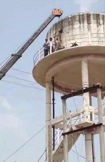 В Индии бык забрался на водонапорную башню и застрял