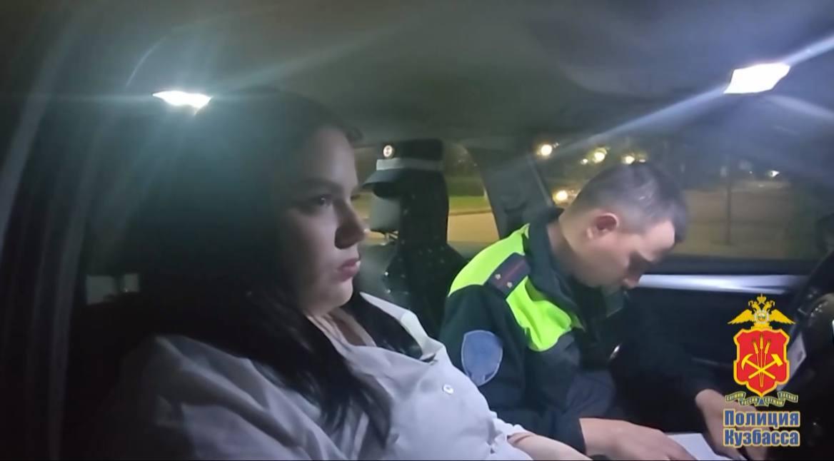 В Новокузнецке пьяная 18-летняя девушка угнала автомобиль и устроила полицейскую погоню