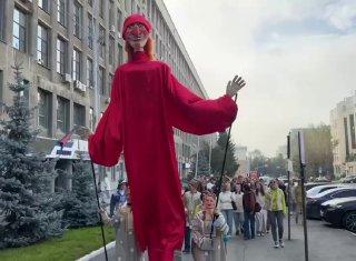 Огромный Петрушка прошёл по улицам Екатеринбурга: стартовал фестиваль «Петрушка Великий»