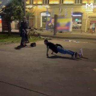 Внезапная физкультминутка под уличного музыканта на Горковской — слушатель...