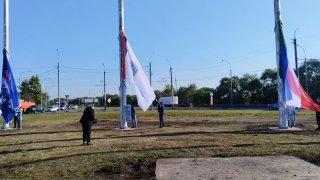 На въездном кольце у аэропорта подняли государственные флаги