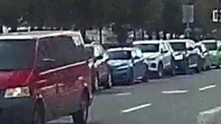 Вот почему важно смотреть в зеркала, при выходе из машины :