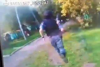 Пьянчуга порезал двух человек у красноярской школы, в которой делал ремонт