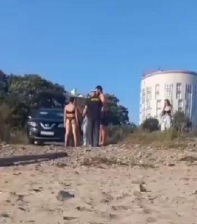 Во Владивостоке водитель прорвался на пляж, толкнул девушку на землю и устроил скандал