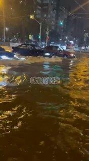 Екатеринбург снова поплыл. Такая обстановка сейчас на перекрёстке Ильича —...
