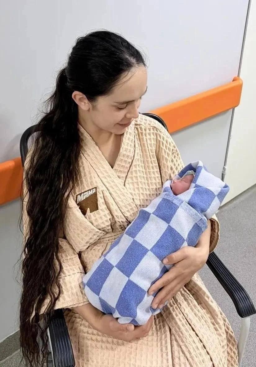 Пассажирка родила сына в самолете по пути из Красноярска в Новый Уренгой Как...