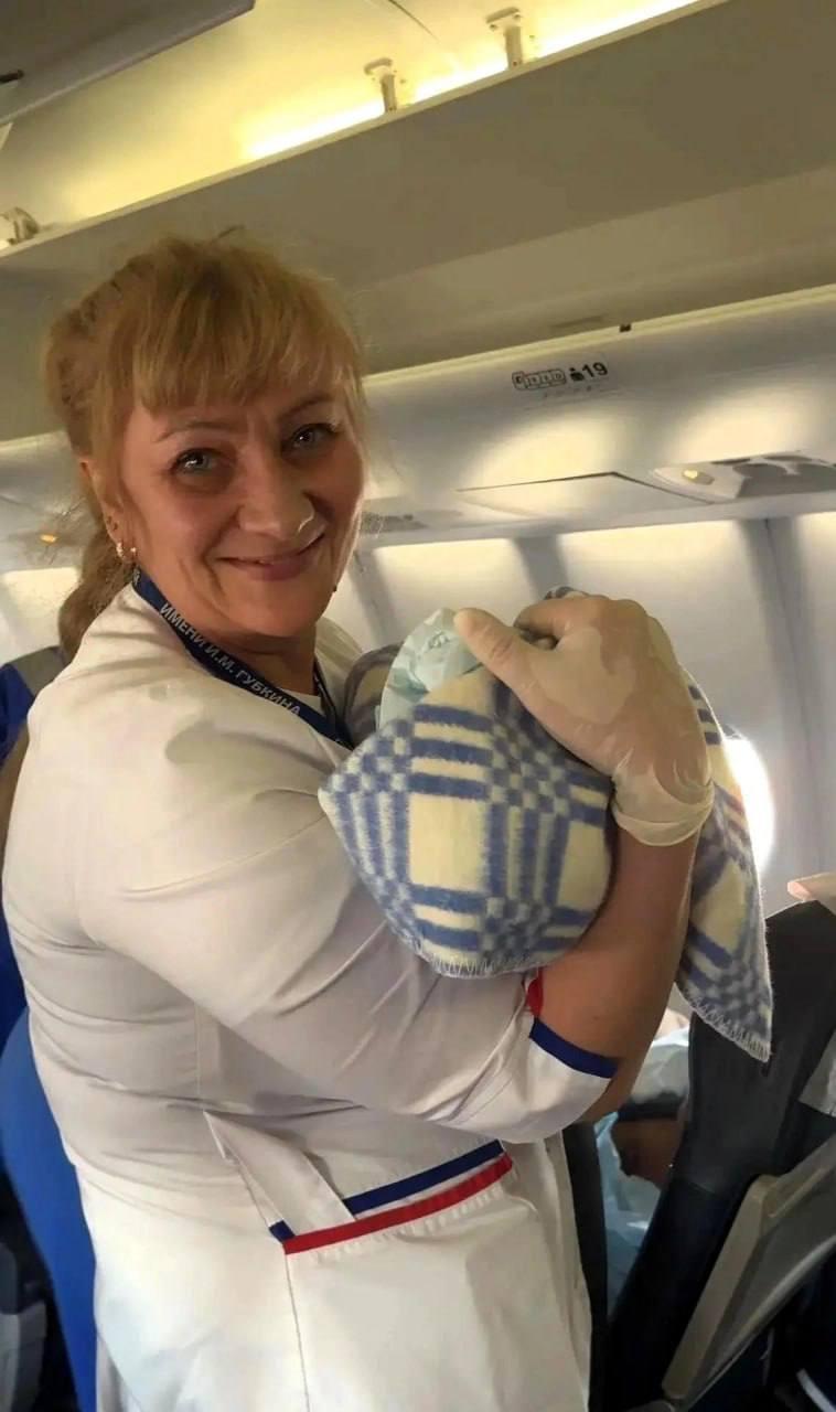 Пассажирка родила сына в самолете по пути из Красноярска в Новый Уренгой Как...