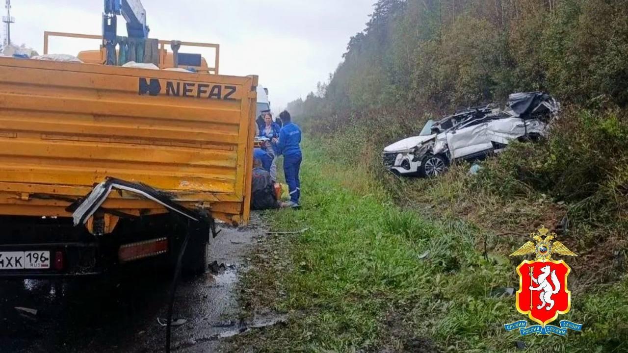 Водитель легковушки разбился, влетев в стоящий КамАЗ. ДТП произошло сегодня...