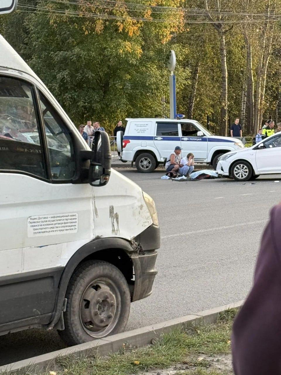 В Новосибирске у педуниверситета байкер влетел в иномарку и погиб