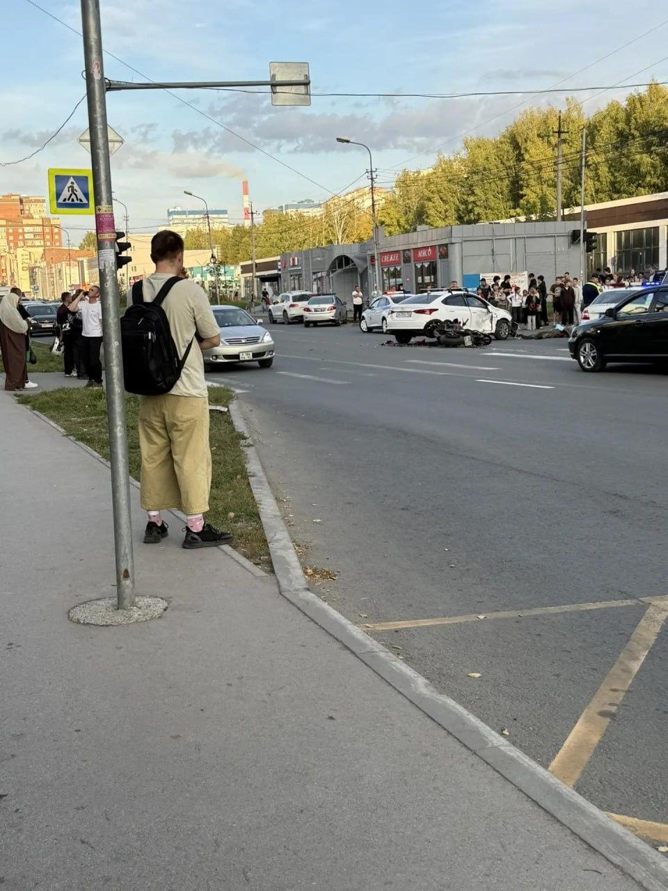 В Новосибирске у педуниверситета байкер влетел в иномарку и погиб