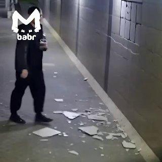 Вандал разбил плитку в подземном переходе в Иркутске. Его ищут. Ночной борец...