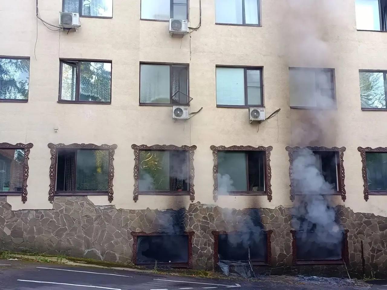 Пожарный в Подмосковье вывел детей из горящего здания — у мужчины был выходной, он случайно оказался недалеко от места пожара.