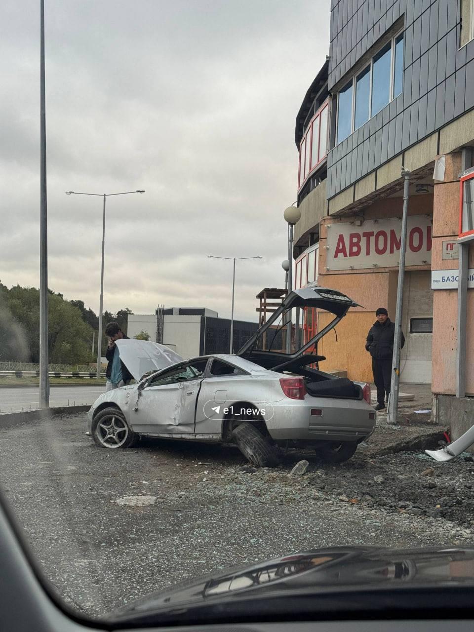 Toyota Celica улетела в здание автосалона на Базовом переулке, 22