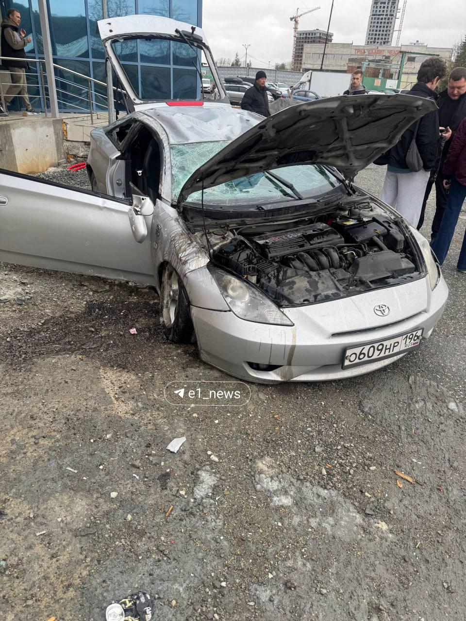 Toyota Celica улетела в здание автосалона на Базовом переулке, 22