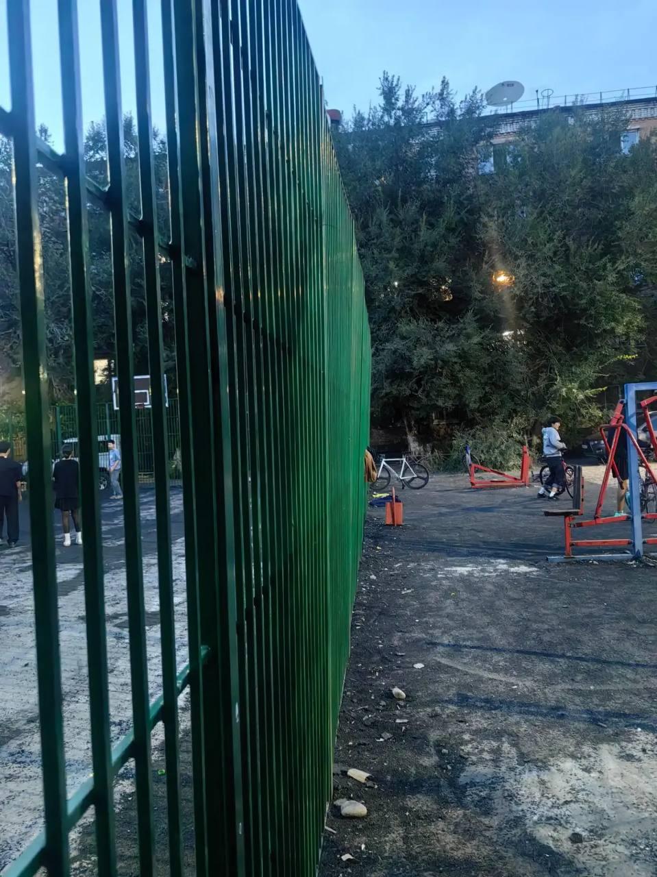 Опасная детская площадка во дворе Кызыла остаётся без ремонта
